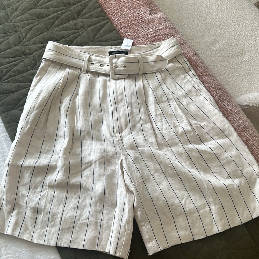 Banana Republic linen tailored shorts. Black and cream pinstripe. Size 6 NWT